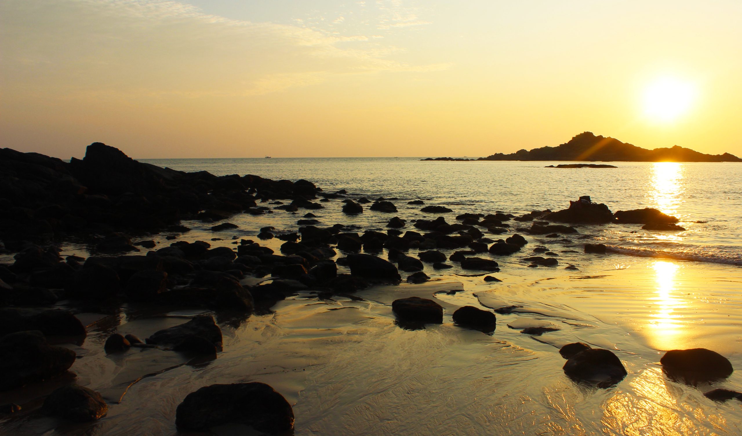Om_Beach,_Gokarna_(Sunset)